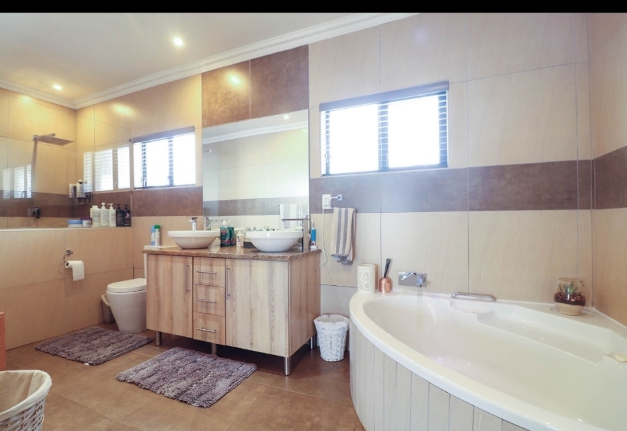 5 Bedroom Property for Sale in Protea Park North West